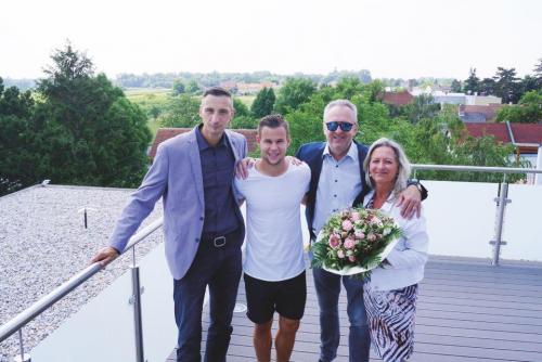 Wohnungsübergabe an Profifußballer Louis Schaub im Sonnenhof Tribuswinkel